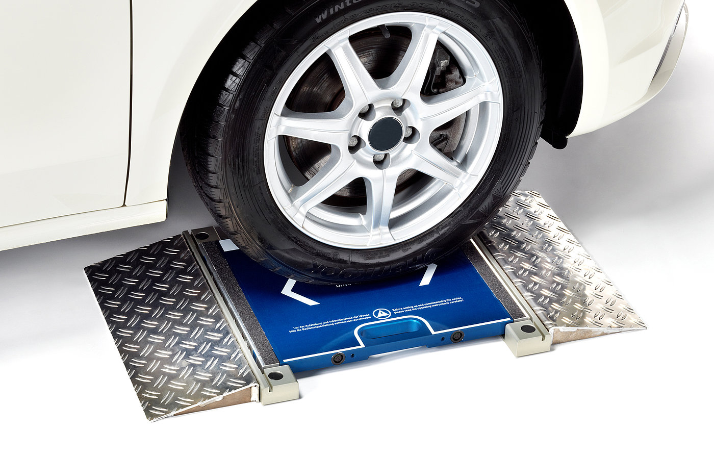 Vehicle weighing solutions with portable wheel scales by HKM